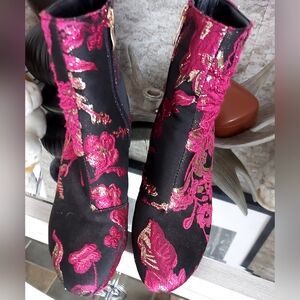 💖♥️💖 Stylish/ Unique Black and Fushia Women's Boots